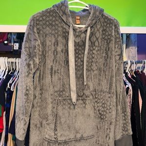 NWOT Ladies oversized hoodie lounge wear Cody fleece material pocket plush sz M